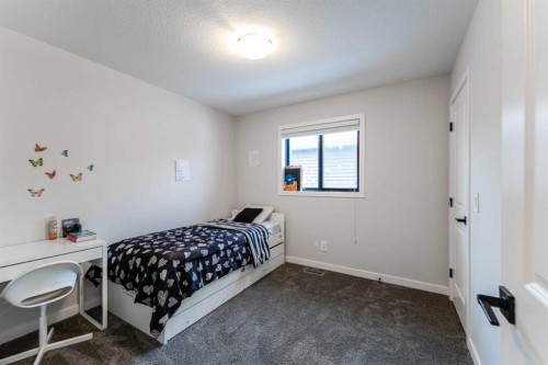 1425 Chinook Gate Glen Sw, Airdrie, AB - Indoor Photo Showing Bedroom