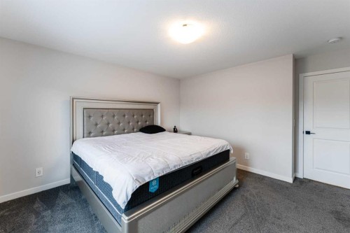1425 Chinook Gate Glen Sw, Airdrie, AB - Indoor Photo Showing Bedroom