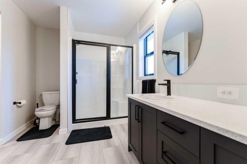 1425 Chinook Gate Glen Sw, Airdrie, AB - Indoor Photo Showing Bathroom