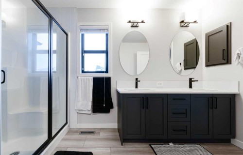 1425 Chinook Gate Glen Sw, Airdrie, AB - Indoor Photo Showing Bathroom