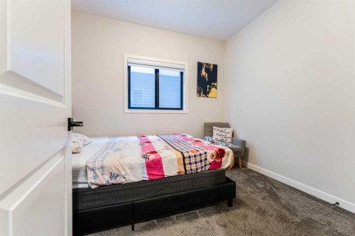 1425 Chinook Gate Glen Sw, Airdrie, AB - Indoor Photo Showing Bedroom