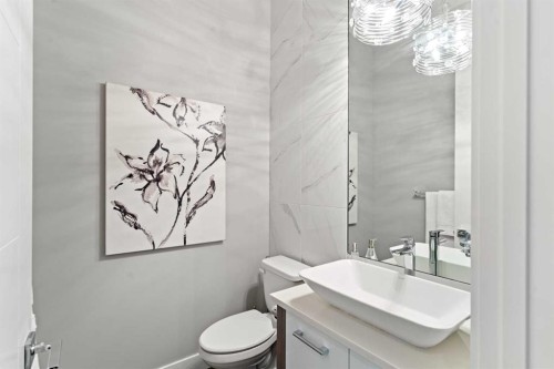1826 33 Avenue Sw, Calgary, AB - Indoor Photo Showing Bathroom