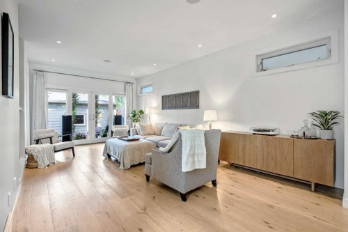 2136 53 Avenue Sw, Calgary, AB - Indoor Photo Showing Living Room