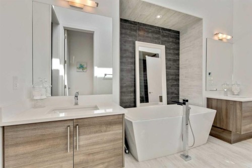 2136 53 Avenue Sw, Calgary, AB - Indoor Photo Showing Bathroom