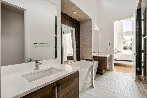 2136 53 Avenue Sw, Calgary, AB - Indoor Photo Showing Bathroom