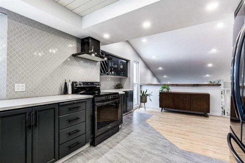 412 Mckerrell Place Se, Calgary, AB - Indoor Photo Showing Kitchen