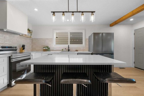 966 Berkley Drive Nw, Calgary, AB - Indoor Photo Showing Kitchen With Upgraded Kitchen
