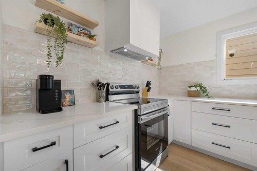 966 Berkley Drive Nw, Calgary, AB - Indoor Photo Showing Kitchen