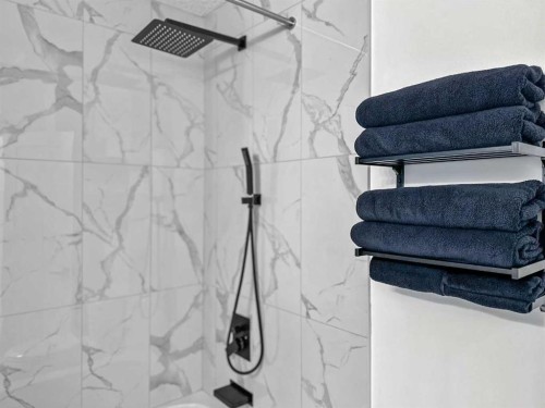 966 Berkley Drive Nw, Calgary, AB - Indoor Photo Showing Bathroom