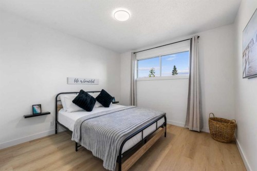 966 Berkley Drive Nw, Calgary, AB - Indoor Photo Showing Bedroom
