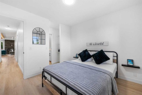 966 Berkley Drive Nw, Calgary, AB - Indoor Photo Showing Bedroom