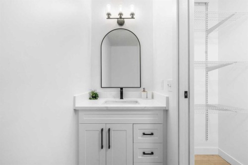 966 Berkley Drive Nw, Calgary, AB - Indoor Photo Showing Bathroom