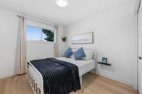 966 Berkley Drive Nw, Calgary, AB - Indoor Photo Showing Bedroom