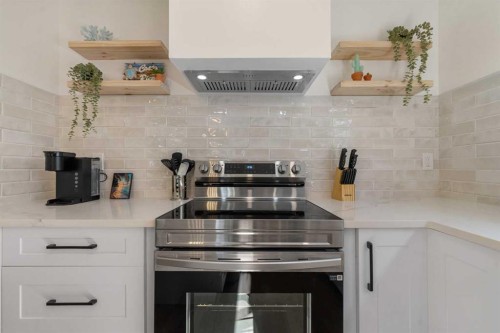 966 Berkley Drive Nw, Calgary, AB - Indoor Photo Showing Kitchen
