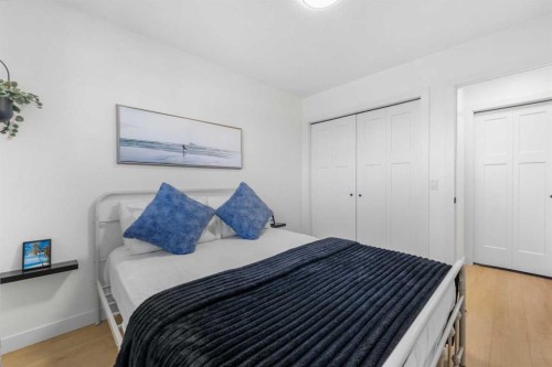 966 Berkley Drive Nw, Calgary, AB - Indoor Photo Showing Bedroom