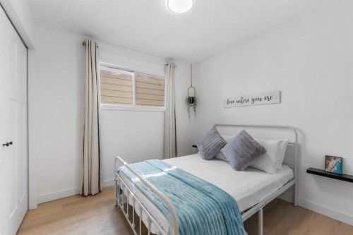 966 Berkley Drive Nw, Calgary, AB - Indoor Photo Showing Bedroom