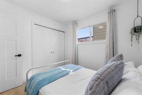 966 Berkley Drive Nw, Calgary, AB - Indoor Photo Showing Bedroom
