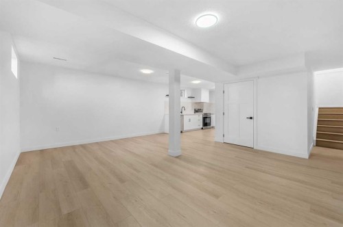 966 Berkley Drive Nw, Calgary, AB - Indoor Photo Showing Other Room