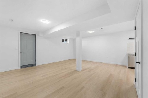 966 Berkley Drive Nw, Calgary, AB - Indoor Photo Showing Other Room
