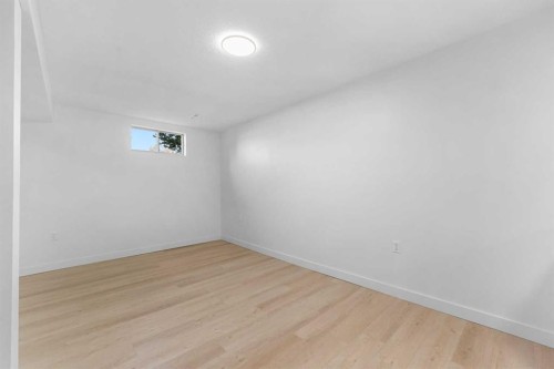 966 Berkley Drive Nw, Calgary, AB - Indoor Photo Showing Other Room