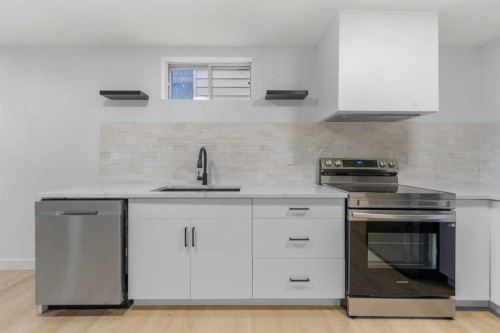 966 Berkley Drive Nw, Calgary, AB - Indoor Photo Showing Kitchen With Upgraded Kitchen