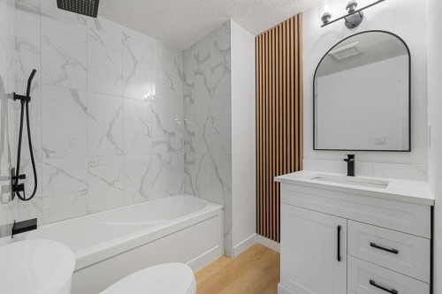 966 Berkley Drive Nw, Calgary, AB - Indoor Photo Showing Bathroom