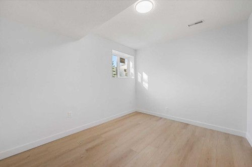 966 Berkley Drive Nw, Calgary, AB - Indoor Photo Showing Other Room