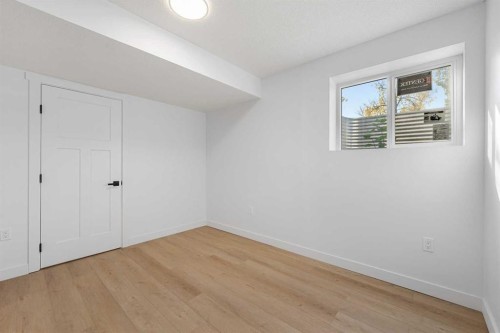 966 Berkley Drive Nw, Calgary, AB - Indoor Photo Showing Other Room