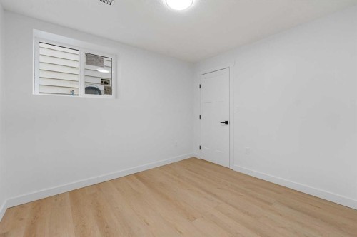 966 Berkley Drive Nw, Calgary, AB - Indoor Photo Showing Other Room