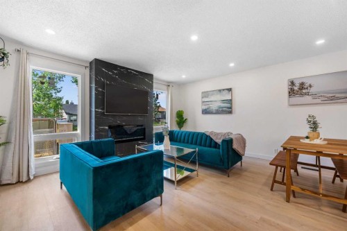 966 Berkley Drive Nw, Calgary, AB - Indoor Photo Showing Living Room
