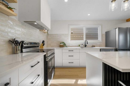 966 Berkley Drive Nw, Calgary, AB - Indoor Photo Showing Kitchen With Upgraded Kitchen