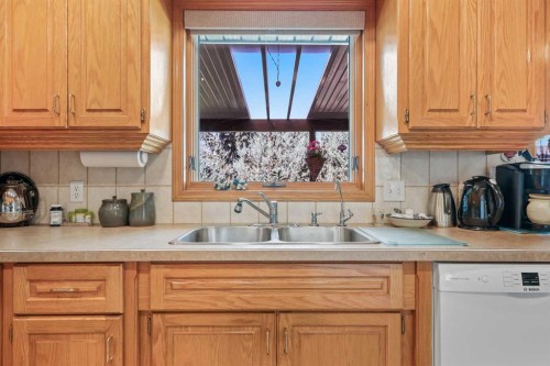 40 Green Meadow Drive, Strathmore, AB - Indoor Photo Showing Kitchen With Double Sink