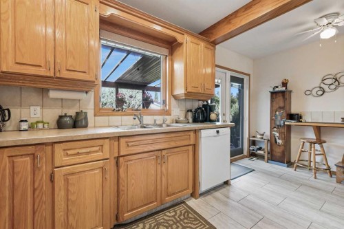 40 Green Meadow Drive, Strathmore, AB - Indoor Photo Showing Kitchen With Double Sink