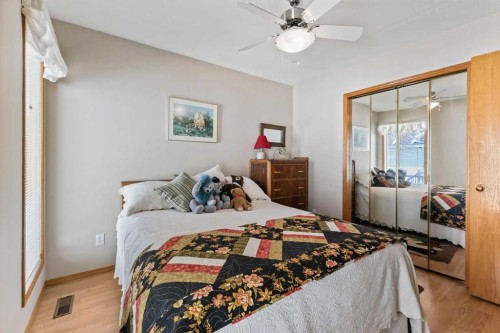 40 Green Meadow Drive, Strathmore, AB - Indoor Photo Showing Bedroom