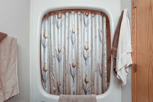 40 Green Meadow Drive, Strathmore, AB - Indoor Photo Showing Bathroom