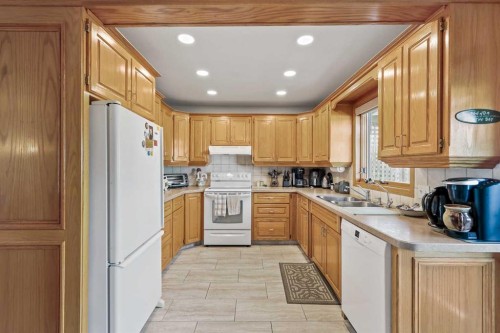 40 Green Meadow Drive, Strathmore, AB - Indoor Photo Showing Kitchen With Double Sink