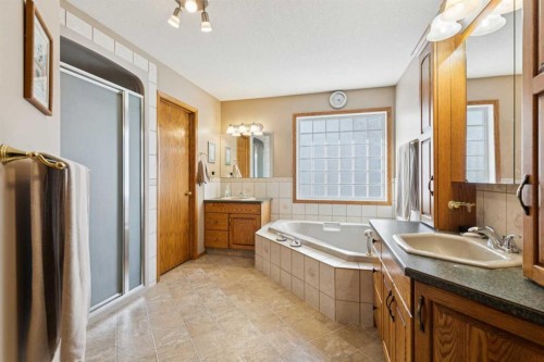 123 Whispering Way, Vulcan, AB - Indoor Photo Showing Bathroom