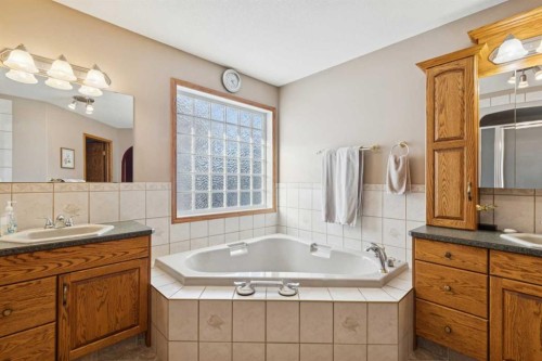 123 Whispering Way, Vulcan, AB - Indoor Photo Showing Bathroom