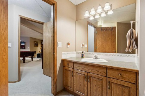 123 Whispering Way, Vulcan, AB - Indoor Photo Showing Bathroom