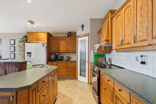 123 Whispering Way, Vulcan, AB - Indoor Photo Showing Kitchen