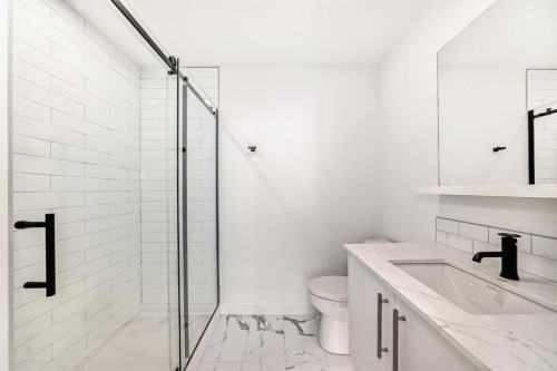 415-8375 Broadcast Avenue Sw, Calgary, AB - Indoor Photo Showing Bathroom