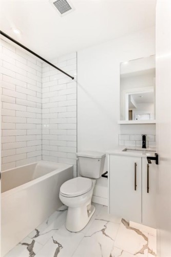 415-8375 Broadcast Avenue Sw, Calgary, AB - Indoor Photo Showing Bathroom