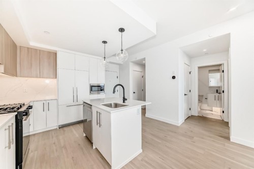 415-8375 Broadcast Avenue Sw, Calgary, AB - Indoor Photo Showing Kitchen With Upgraded Kitchen