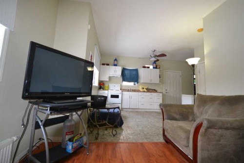 660 1 Avenue, Irricana, AB - Indoor Photo Showing Living Room