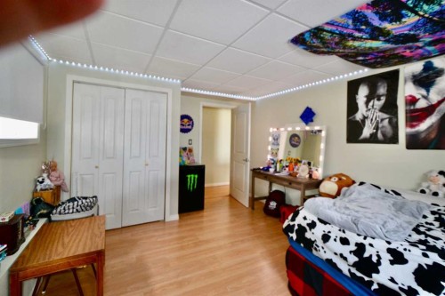 660 1 Avenue, Irricana, AB - Indoor Photo Showing Bedroom