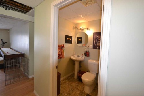660 1 Avenue, Irricana, AB - Indoor Photo Showing Bathroom
