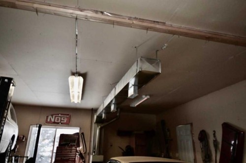 660 1 Avenue, Irricana, AB - Indoor Photo Showing Garage