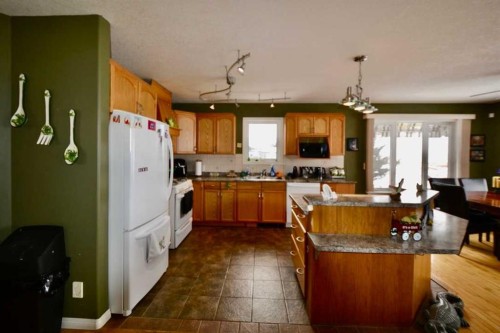660 1 Avenue, Irricana, AB - Indoor Photo Showing Kitchen