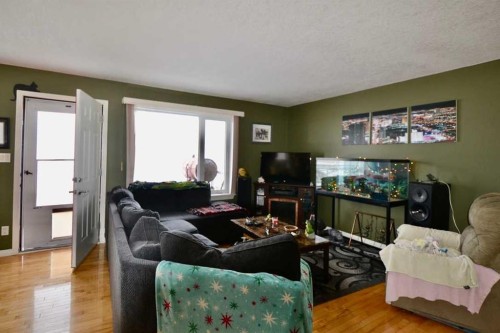 660 1 Avenue, Irricana, AB - Indoor Photo Showing Living Room