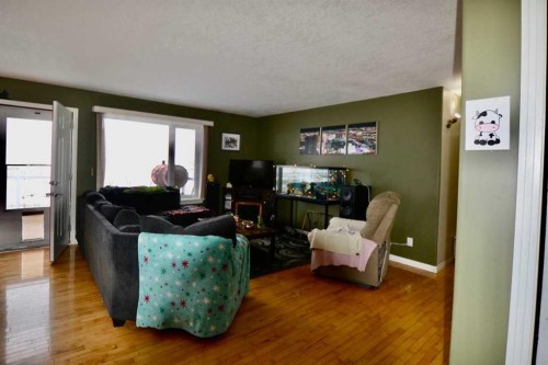 660 1 Avenue, Irricana, AB - Indoor Photo Showing Living Room